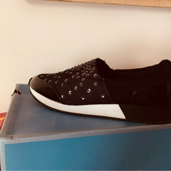 Simple Vera Wang Black Embellished Walking Sneakers 7 - Picture 5 of 8